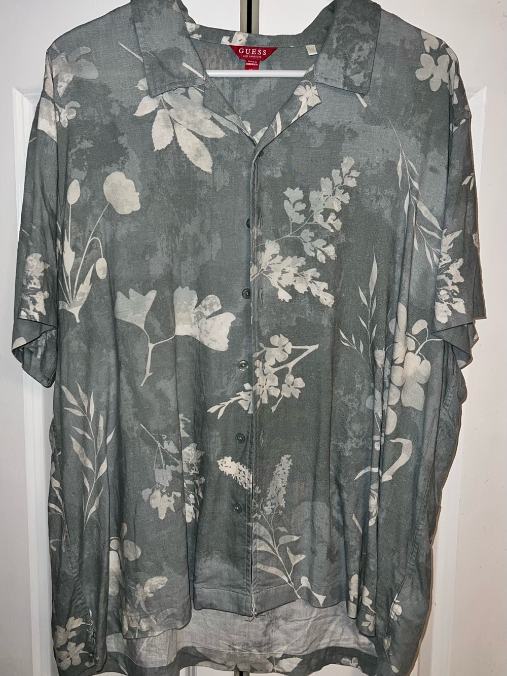 Guess Men's Gray Floral Short-Sleeve Button-Down Shirt
